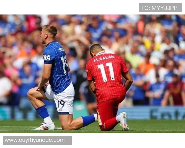 英超球员本周赛前首次单膝下跪共同反对种族歧视行动